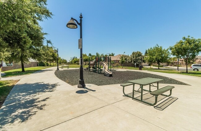 Building Photo - 3851 Loyola Ln