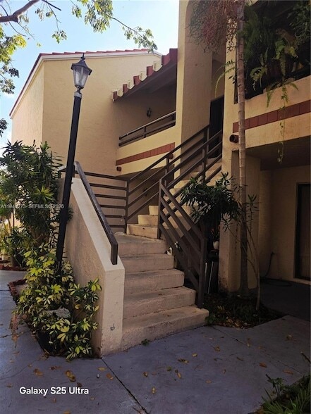 Building Photo - 20130 NE 3rd Ct