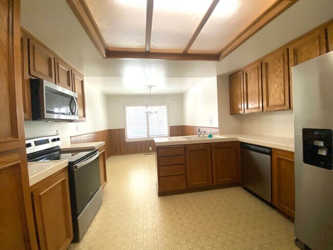 Building Photo - 4 Bed/2 BA Single Story Home, Downtown Ple...