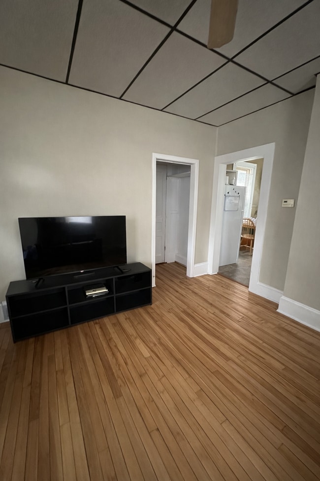 Building Photo - Awesome 3 bedroom 1 bath - available for June 1st close to UWEC!