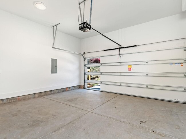 Building Photo - Custom 3 story home in the heart of Belmont/Optimist Park!