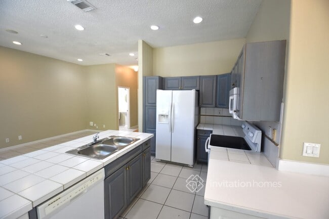 Building Photo - 4891 SW 35th Terrace