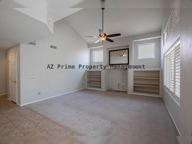 Building Photo - 873 W Tremaine Ave