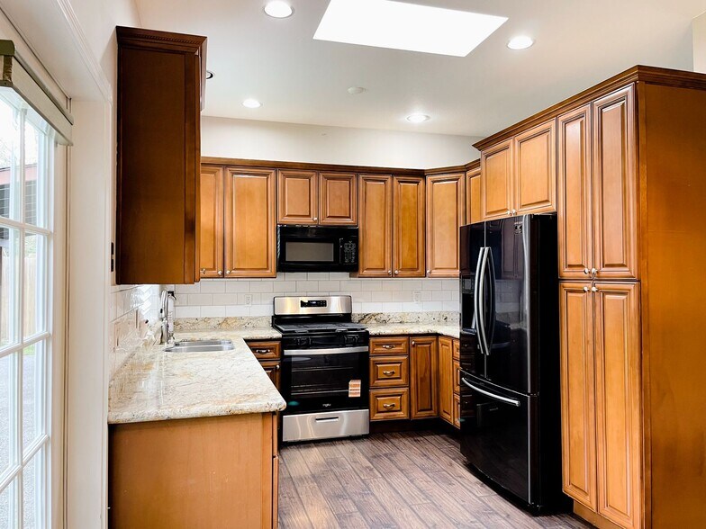 Building Photo - Cherokee Bay Rambler