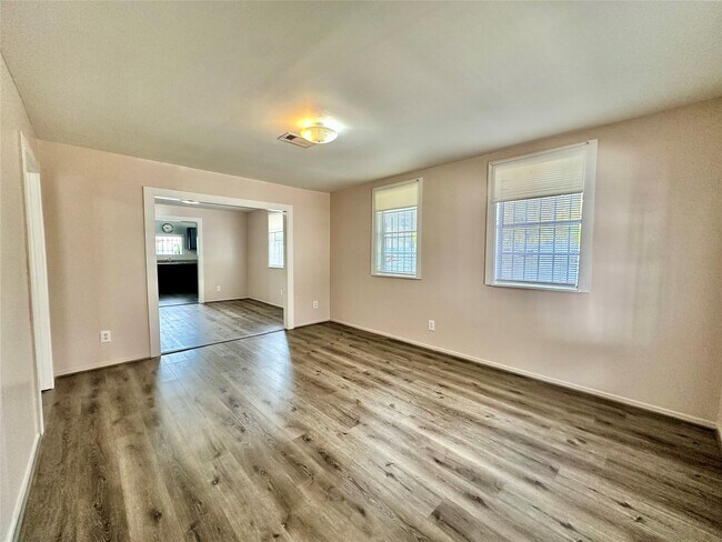 Building Photo - 305 N Live Oak St