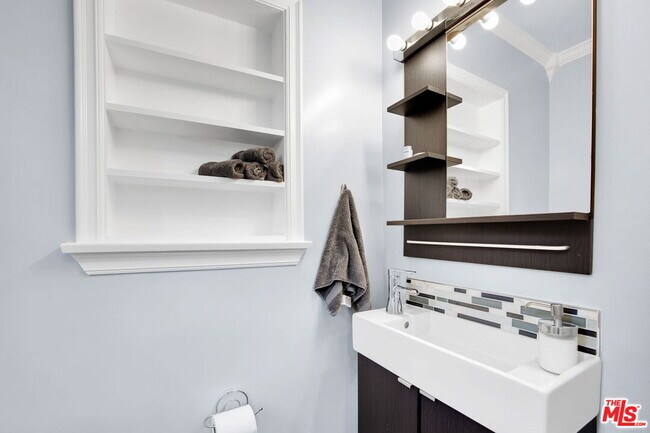 Building Photo - 8345 White Oak Ave