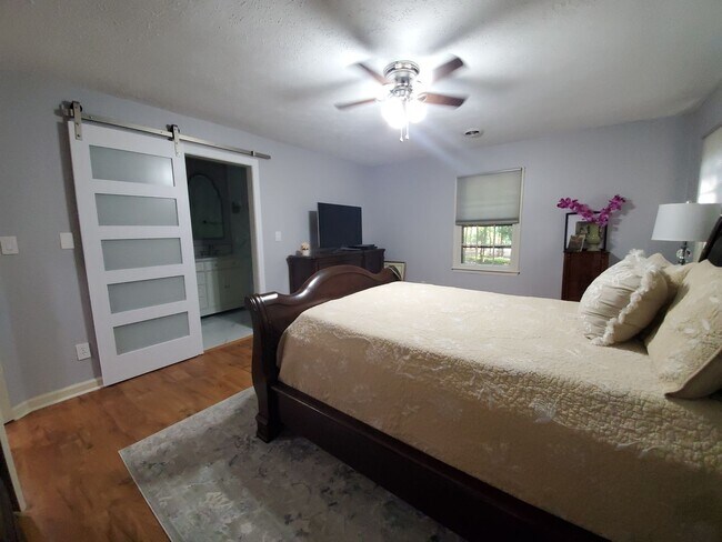 Building Photo - 225 Woodglen Dr