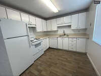 Building Photo - Lindbrook Apartments: Leasing Specials! Gr...