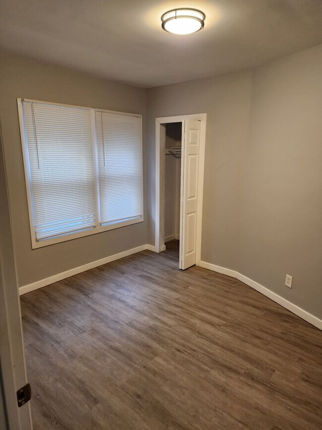 Building Photo - 11790 Outer Dr E