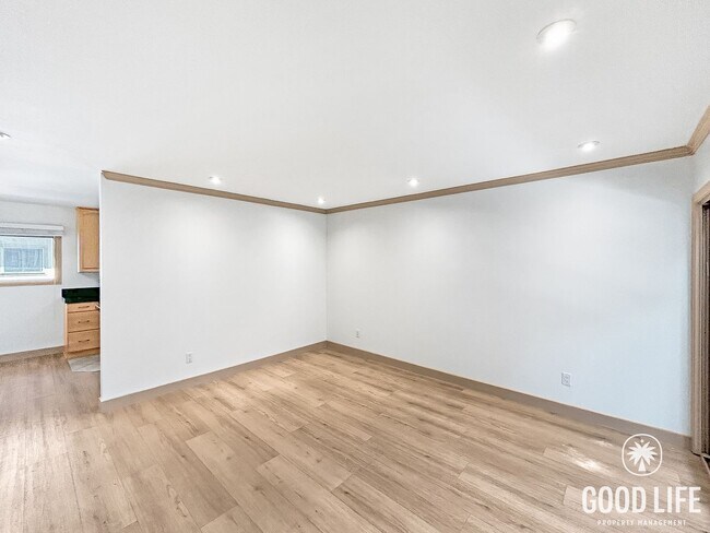 Building Photo - Beautiful 2B/1.5BA Condo W/ AC & Reserved Parking in Point Loma!