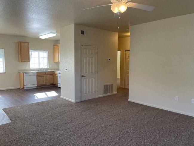 Building Photo - 929 Featherside Way