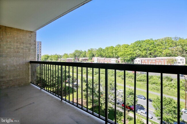Building Photo - 4500 S Four Mile Run Dr