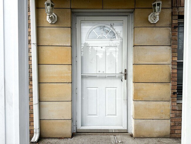 Building Photo - 171 Clifford St