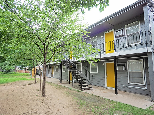 Building Photo - Recently Remodeled Studio Apartment In Hot East Austin!