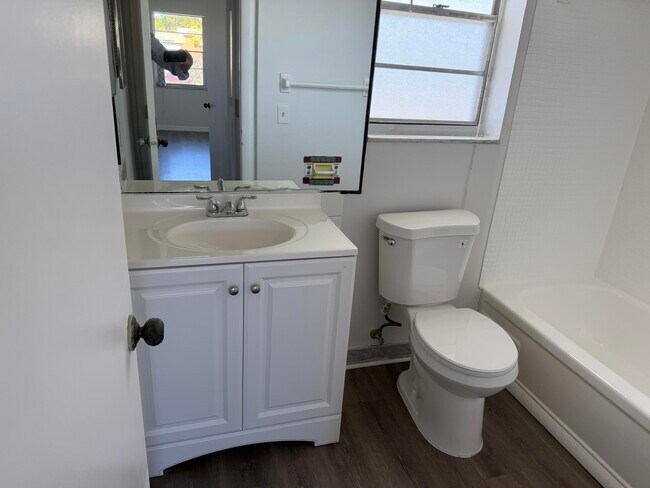 Building Photo - 1113 Lake Terrace