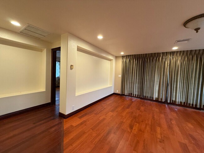 Building Photo - 466 Portlock Rd