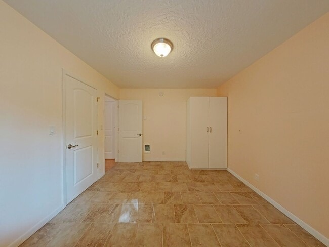 Building Photo - Huge 5 Bedroom Cabin-Style Home on 2+ Wood...