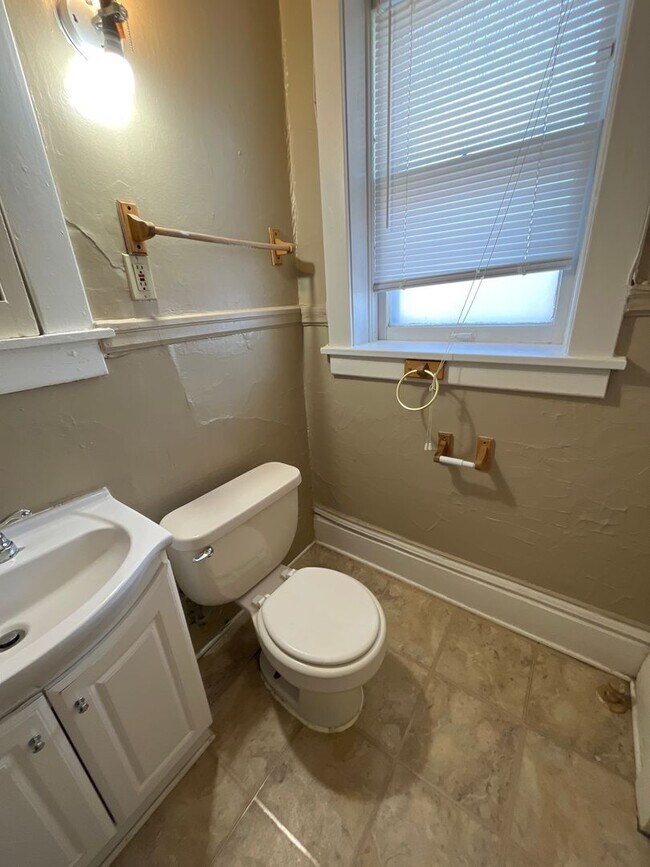 Building Photo - 469 Herschel St