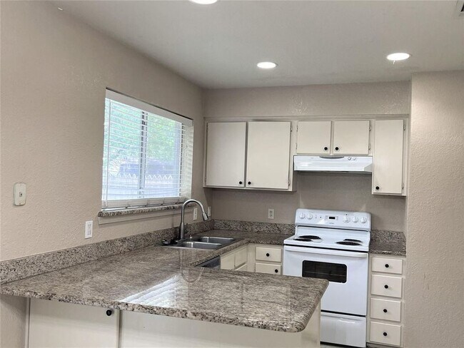 Building Photo - 2310 Dartmouth Dr