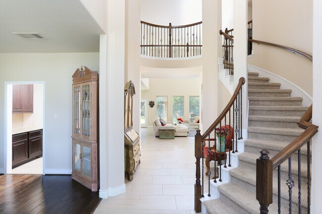 Building Photo - 632 Sydney St