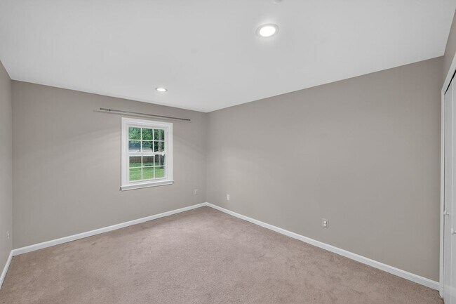 Building Photo - 3-level townhome in sought-after Sycamore Heights