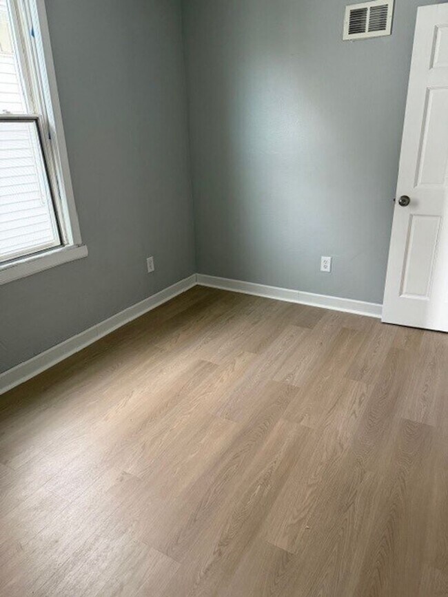 Building Photo - Newly Renovated 3-Bedroom Upper Duplex – Brand New Everything!