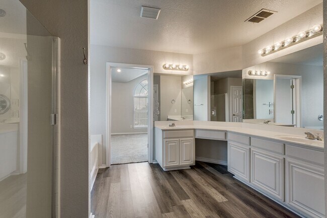 Building Photo - Welcome home to this spacious 4-bedroom, 2...