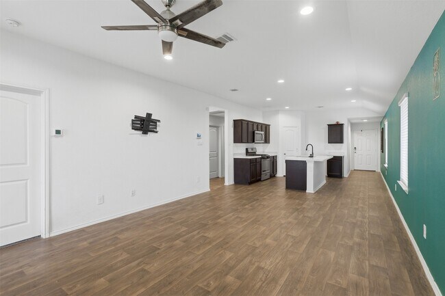 Building Photo - 16826 Short Pnes Dr