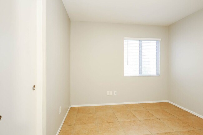 Building Photo - 12654 W Paradise Dr