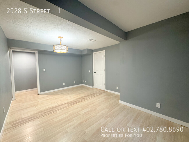 Building Photo - 3 bed 1 bath duplex with garage!