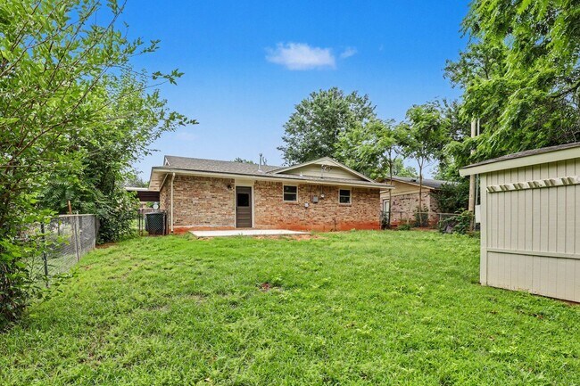 Building Photo - Adorable in Central Edmond