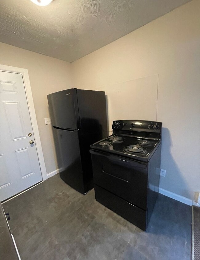 Building Photo - Studio Cottage For Rent ON W Erie - Huge Y...