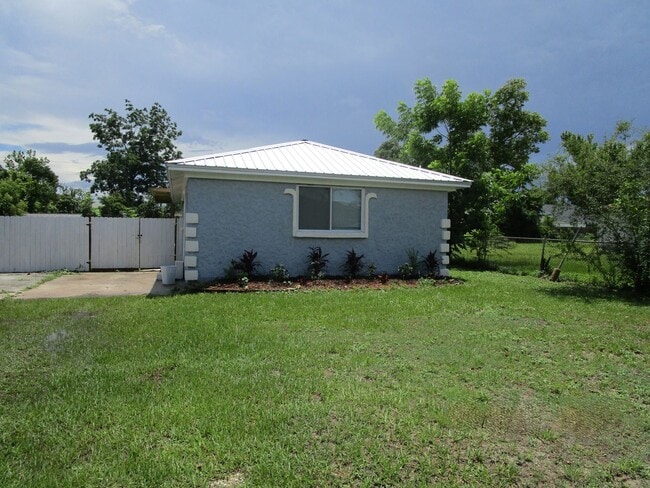 Building Photo - 3020 Selma Ave