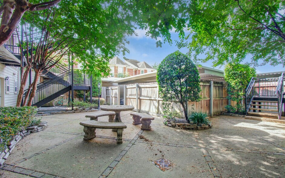 Building Photo - 2216 Chenevert St