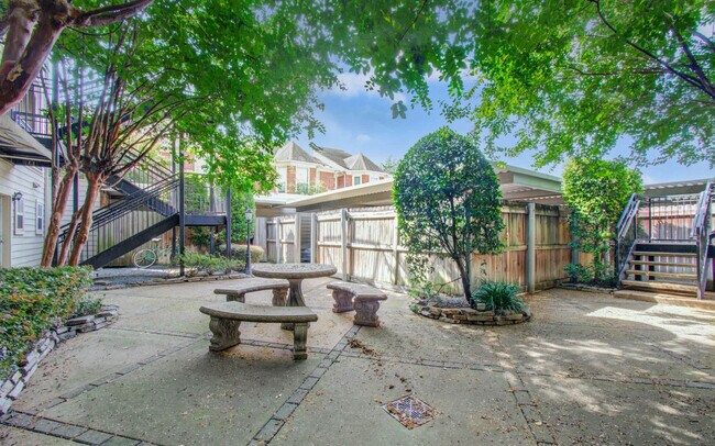 Building Photo - 2216 Chenevert St