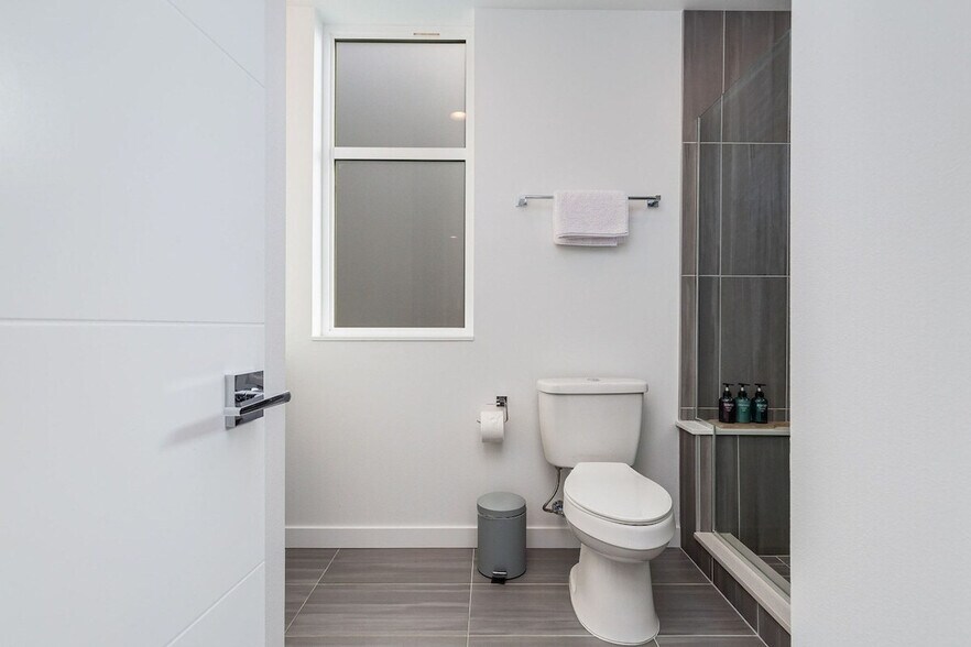 Building Photo - 762 Belmont Pl E