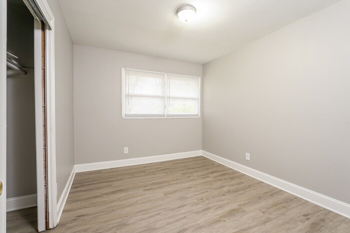 Building Photo - 5018 Shoreline Dr