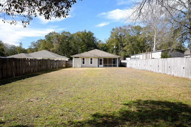 Building Photo - Central Niceville Home with Lawncare Included!