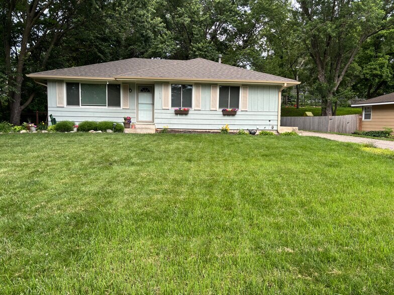 Primary Photo - 10609 Queen Ave S