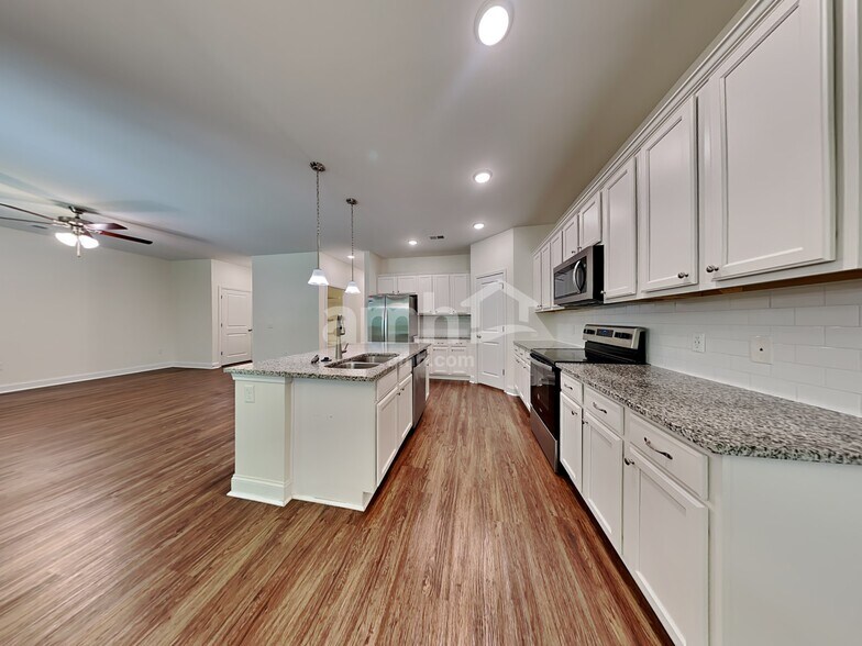 Building Photo - 230 Swan Dr