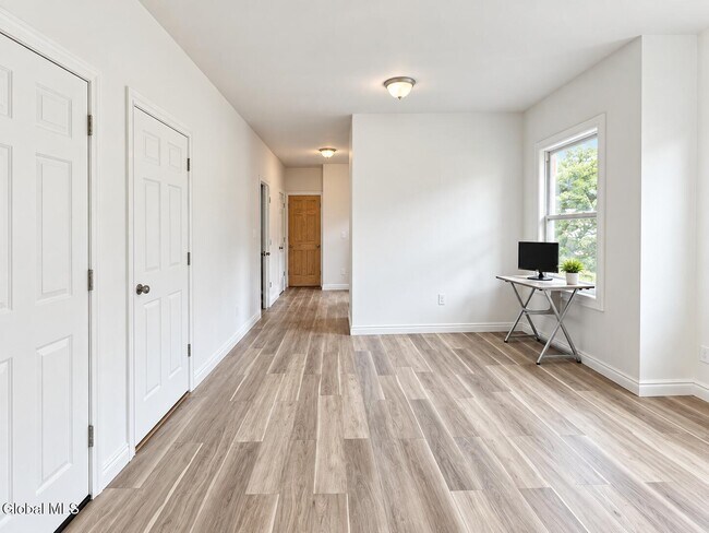 Building Photo - 33 Storrie St