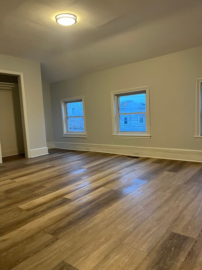 Building Photo - Newly remodeled 2br w off st parking laundry