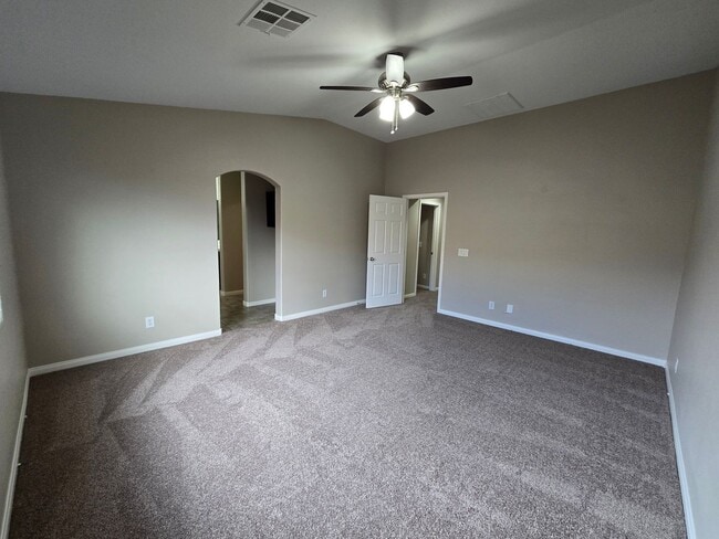Building Photo - 4 BED, 2 1/2 BATH, 2 STORY HOME!!
