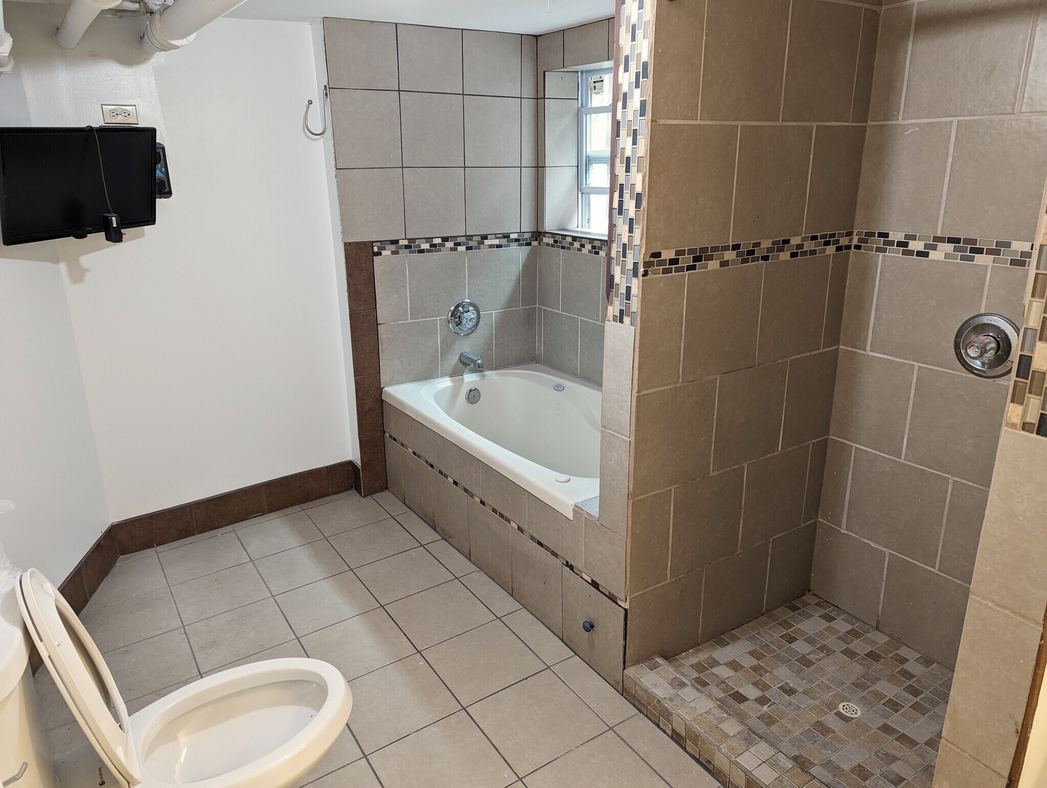 Building Photo - 4835 W Cornelia Ave