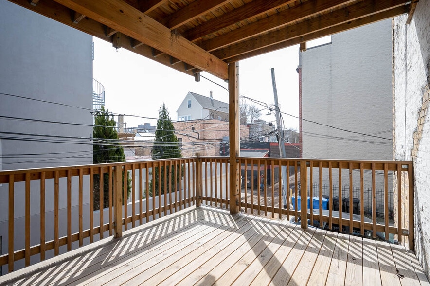Building Photo - 2013 N Hoyne Ave