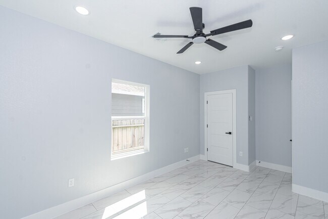 Building Photo - 6513 Avenue B