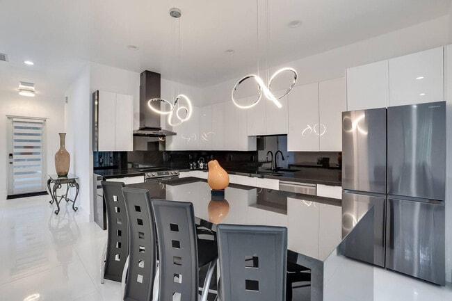 Building Photo - 2962 NW 10th Ct