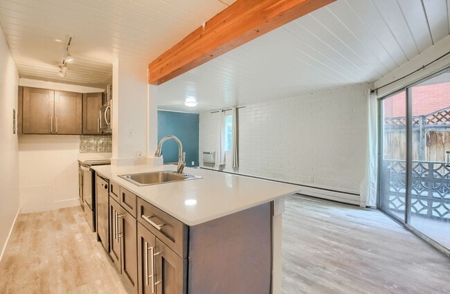 Building Photo - 2 Bedroom condo in Denver