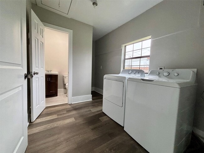 Building Photo - 9710 Casa Loma Dr