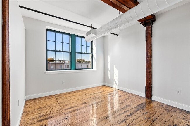 Building Photo - 881 E 1st St